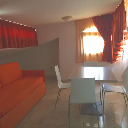 מלון Village 4*